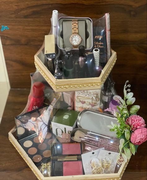 Makeup Hamper Ideas, Cosmetic Packaging For Wedding, Jewellery Tray Decoration For Wedding, Roka Shagun Basket, Chaab Decoration Ideas For Engagement, Makeup Trousseau Packing, Jewellery Packing Ideas For Wedding, Marawa Box Ideas, Cosmetic Packing Ideas For Wedding