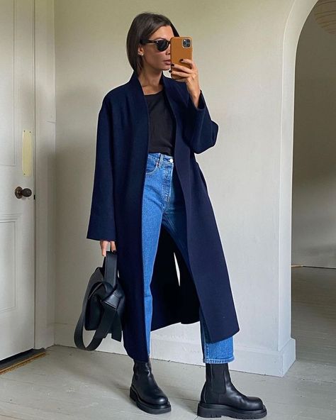 The Best Long-Sleeved T-Shirts for Winter (With Outfit Ideas to Match) Navy Blue Coat Outfit, Navy Coat Outfit, Blue Coat Outfit, Winter Mode Outfits, Mode Mantel, Navy Blue Coat, Looks Jeans, Cool Winter, Blue Coat