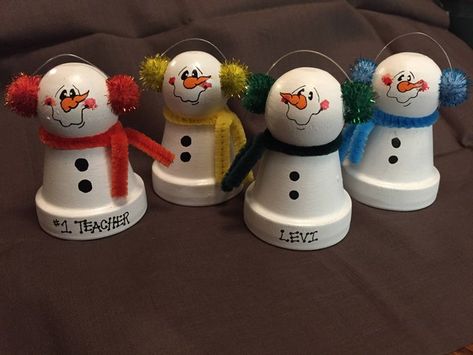 Mini Clay Pot Snowmen, Clay Pot Bells Christmas Ornament, Christmas Crafts With Mini Clay Pots, Clay Pot Nativity, Terracotta Pot Christmas Crafts, Mini Flower Pot Ideas, Clay Pot Ornaments Diy Christmas, Christmas Flower Pot Crafts, Lantern Ornaments Diy