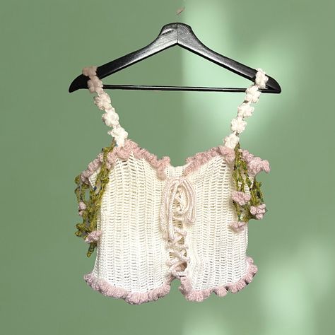 Crochet top corset bustier style with floral decoration Crochet Top Summer Outfit, Fairy Core Outfits Crochet, Fairy Core Crochet Top, Crochet Corset Outfit, Crochet Tulip Corset, Fairycore Crochet Ideas, Fairy Top Crochet, Easy Crochet Corset, Crochet Ideas Clothes Summer