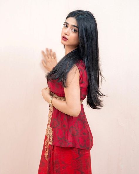 Sehar Khan (@seharkhan_official) • Instagram photos and videos Saher Khan, Sehar Khan, Indian Photoshoot, Female Art Painting, Pakistani Dress Design, Pakistani Actress, Girls Dp, Pakistani Dresses, Female Art