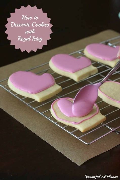 How to Decorate Cookies with Royal Icing - Spoonful of Flavor Royal Icing Tips, Decorate Cookies With Royal Icing, Cookie Valentines, Recipe For Cookies, Cookies Frosting, Cookies With Royal Icing, Decorate Cookies, Iced Sugar Cookies, Cookie Tin