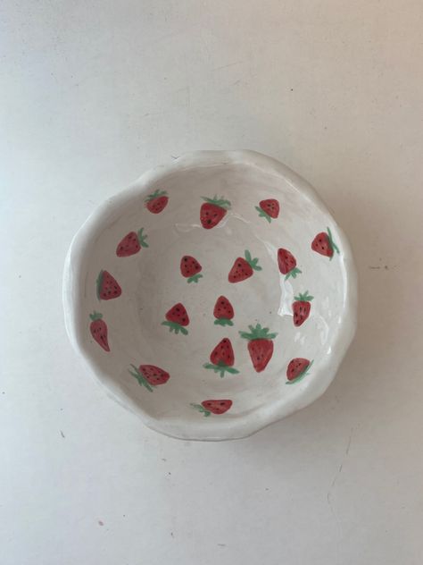 Strawberry Pinch Pot, Aesthetic Clay Bowl, Clay Bowls Aesthetic, Aesthetic Pinch Pots, Strawberry Ceramic Bowl, Ceramic Bowl Aesthetic, Strawberry Bowl Ceramic, Cute Pinch Pot Ideas, Pinch Pot Ideas Ceramics