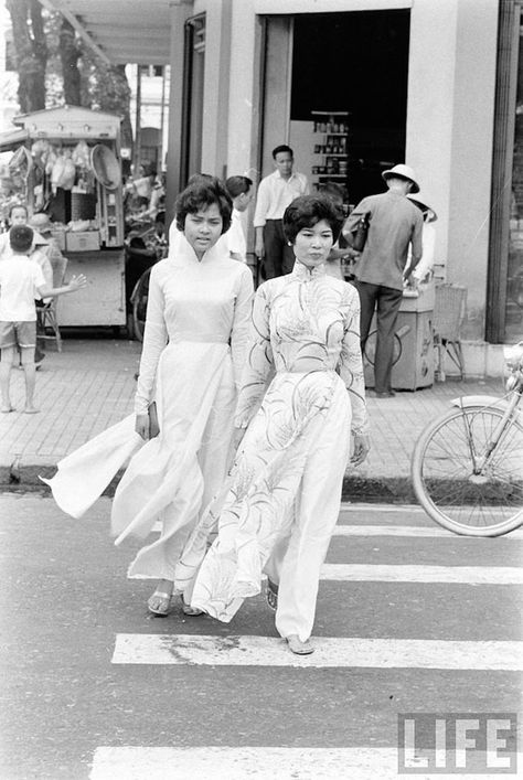 Vietnamese Girls on Saigon's Streets in the 1960s #Saigon #Streetstyle Miss Saigon, Vietnam Fashion, Saigon Vietnam, Messy Nessy Chic, Vietnamese Traditional Dress, South Vietnam, Mod Fashion, Moda Vintage, Life Magazine