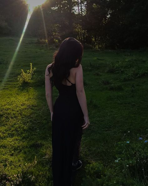 Black Dress Aesthetic Photoshoot, Dark Fem Photoshoot, Poses With Dress Outfit Long, Black Satin Dress Aesthetic, Black Dress Photoshoot Ideas, Aesthetic Gown, Black Dress Photoshoot, 18th Photoshoot, Gown Photoshoot