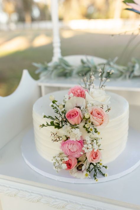 rose wedding cake idea 1 Tier Wedding Cake With Flowers, Small Wedding Cakes Simple Classy, Wedding Small Cake, Simple Wedding Cake Small One Tier, Small Wedding Cake Ideas, Wedding Cake Small, 1 Tier Wedding Cakes, Wedding Cales, Wedding Cakes One Tier