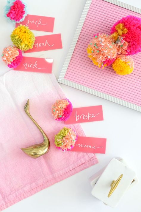 DIY Pom Pom Acrylic Place Cards Acrylic Place Cards, Pompon Diy, Diy Girlande, Weekend Crafts, Diy Pom Pom, Table Scapes, Craft Wedding, Colorful Party, Party Paper