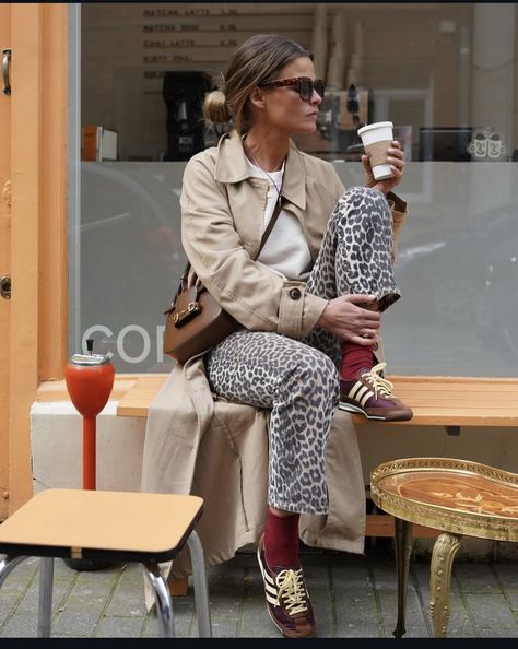 Burgundy Sneakers Outfit, Looks Adidas, Burgundy Sneakers, Body Lingerie, Samba Outfit, Fall Sneakers, Looks Jeans, Burgundy Outfit, Look Adidas