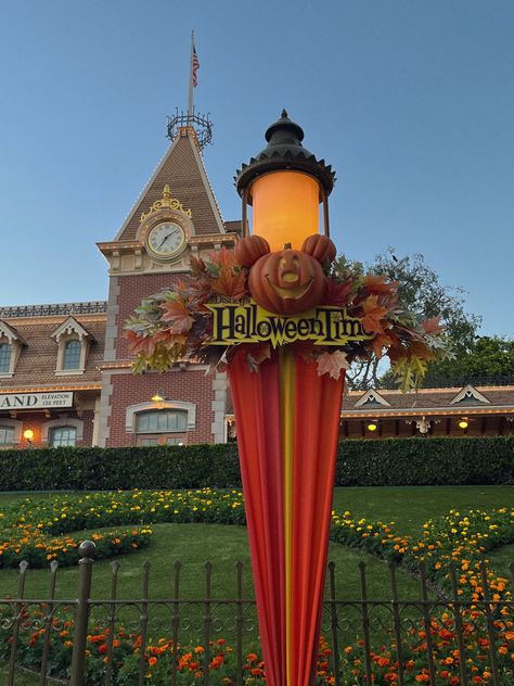 Disneyland California Halloween, Disney Halloween Aesthetic, Disney Halloween Pumpkin, Disneyland October, Disney Autumn, Halloween At Disney, Spooky Disney, Fall Disney, Disney World Aesthetic