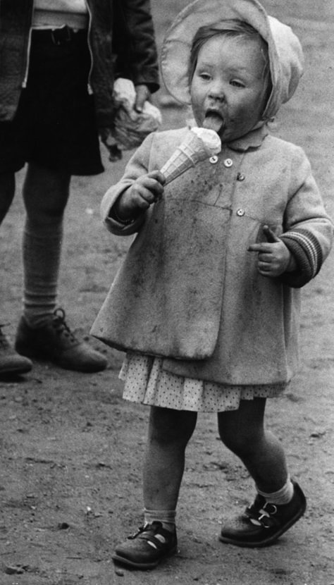 Photographie en noir et blanc évoquant l'histoire et un métier qui dure Vintage Foto's, Vintage Children Photos, Images Vintage, Photo Vintage, Black White Photos, Bw Photo, White Photo, Black And White Photographs, Vintage Pictures