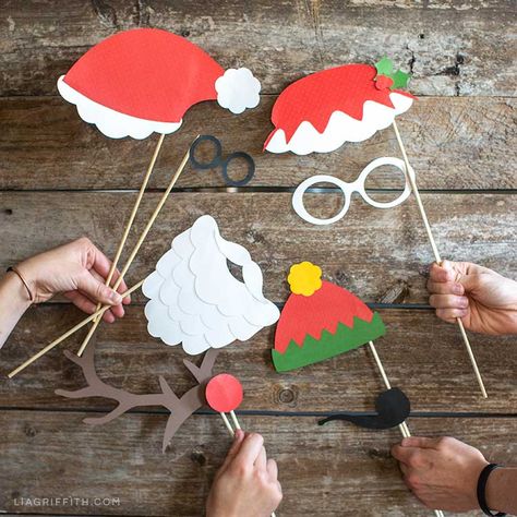 Christmas Themed Photo Booth, Christmas Photo Cutouts, Christmas Photo Props Diy, Photo Booth Ideas Christmas, Christmas Photo Decor Ideas, Christmas Photo Corner, Diy Christmas Photo Props, Christmas Props For Pictures, Christmas Booth Ideas