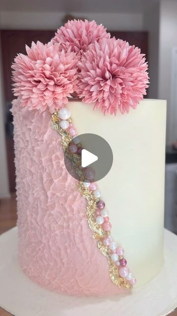 Textured Buttercream Cake Tutorial, Half And Half Cake Designs, Textured Buttercream Cake, New Cake Design, Textured Buttercream, Fault Line Cake, Edible Pearls, Mini Tutorial, Edible Gold