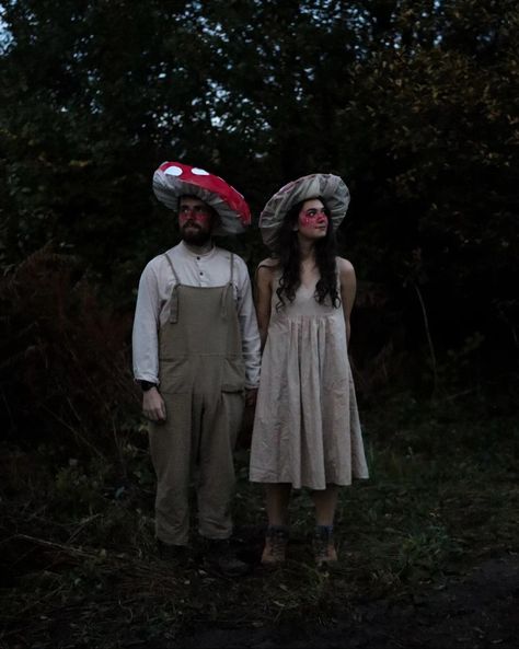 Mushroom couple costume - DIY mushroom hats Mushroom Outfit Male, Mushroom Cosplay Men, Mushroom Couple Costume, Male Mushroom Costume, Mushroom Costume Men, Abigail Costume, Mushroom Photoshoot, Mushroom Hat Diy, Mushroom Oc