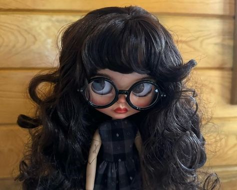 big eyes big hair and some scissors | Instagram Blythe Doll Curly Hair Glasses, Blythe Dolls Curly Hair And Glasses, Blythe Doll Pfp Brown Skin, Black Blythe Dolls, Andrea Core, Blythe Bebek, Bangs And Glasses, Enya Umanzor, Big Eyes Doll