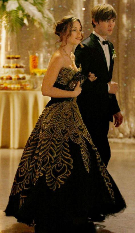 Gossip Girl Prom, Mode Gossip Girl, Estilo Blair Waldorf, Prom Dates, Estilo Gossip Girl, Blair Waldorf Outfits, Dan Humphrey, Stile Blair Waldorf, Blair Waldorf Style