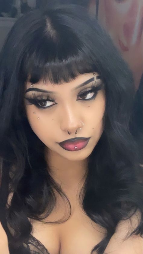 Gothic Latina Aesthetic, Greyday Makeup Ideas, Pretty Goth Makeup Looks, Goth Makeup Tan Skin, Semi Goth Makeup, Easy Gothic Makeup Ideas, Goth Cowgirl Makeup, Mexican Goth Makeup, Goth Latina Eye Makeup