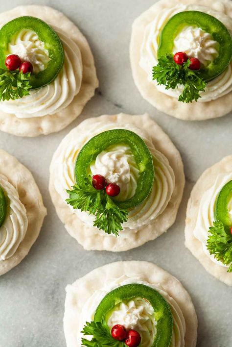 These cute Christmas wreath appetizers are made with only 5 ingredients and take just 20 minutes (or less) to make! With jalapeño, cream cheese, parsley and a few pink peppercorns, they’re simple, elegant and will make every holiday party guest smile! Christmas Nibbles, Fast Appetizers, Easy Christmas Dinner, Easter Appetizers, Holiday Appetizers Recipes, Appetizer Trays, Christmas Dinner Party, Evening Snacks, Holiday Appetizers