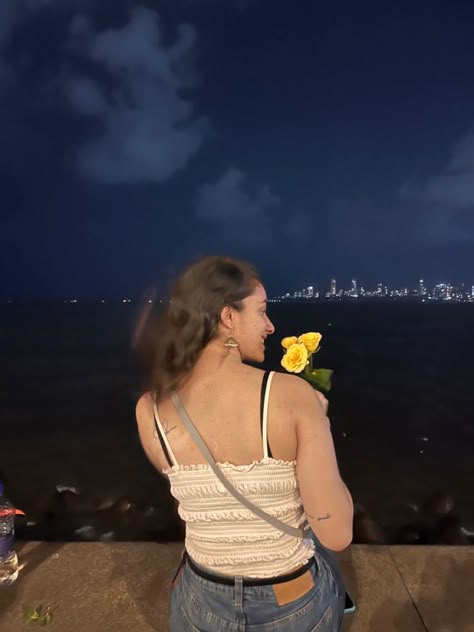 Marine Drive Aesthetic Pictures, Mumbai Story Ideas, Mumbai Photography Poses, Mumbai Outfit Ideas, Mumbai Girl Aesthetic, Mumbai Photoshoot, Western Poses, Mumbai Trip, Marine Drive Mumbai