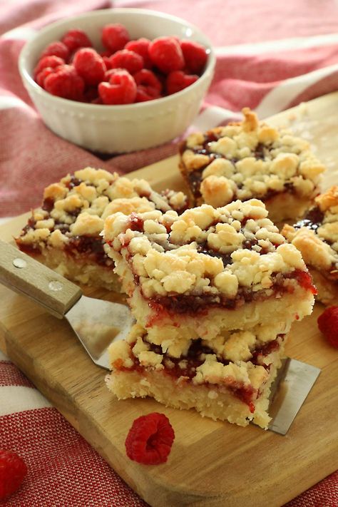 The easiest raspberry crumble bars made with raspberry jam, shredded coconut, and buttery shortbread dough. Raspberry Shortbread Bars, Raspberry Crumb Bars, Raspberry Crumble Bars, Lemon Raspberry Muffins, Streusel Bars, Blueberry Crumble Bars, Raspberry Crumble, Raspberry Bars, Raspberry Desserts