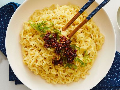 This 2-Ingredient Hack Is Our New Favorite Way to Eat Instant Ramen Cheesy Ramen Noodle Recipes, Ramen Store, Cheesy Ramen, 3 Ingredient Dinners, Tuna Casserole Easy, Healthy Ramen, Ramen Noodle Soup, Ramen Noodle Recipes, Easy Chicken Pot Pie