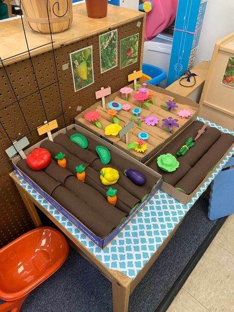 Diy Farm Play Table, Nursery Rhymes Dramatic Play, Dramatic Play Bee Hive, Play Centers For Preschool, Dramatic Play Area Ideas, Diy Dramatic Play Center, Garden Dramatic Play, Dramatic Play For Toddlers, Center Ideas For Preschool