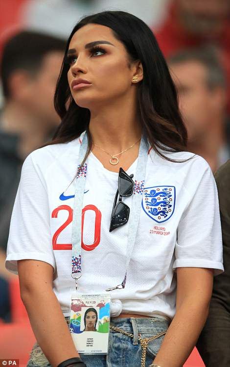 London Soccer Game Outfit, Football Wag Aesthetic England, England Wag Aesthetic, Wag Soccer, England Wags, Soccer Jersey Outfit Women, Wags Soccer, Soccer Game Outfits, Sports Jersey Outfit