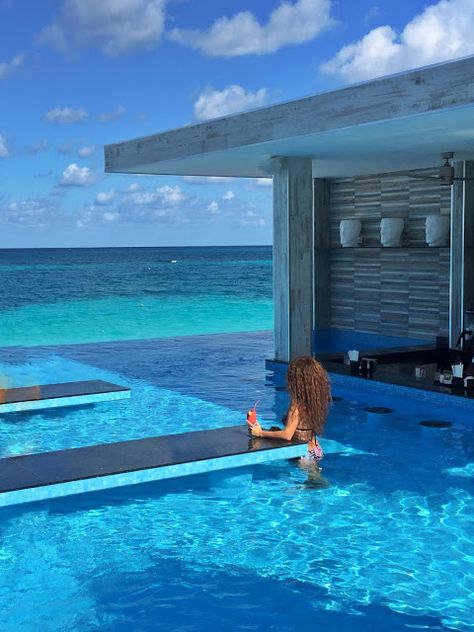 Riu Palace Paradise Island hotel at the Bahamas - Swim-up bar. #RIUhotel #AllInclusive #Bahamas Bahamas Riu Palace Paradise, Riu Bahamas All Inclusive, Bahamas Beach House, Bahamas Hotel, Private Island Honeymoon, Bahamas Hotels, Grad Trip, Bahamas Beach, Water Vacation