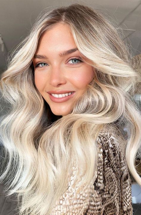 5. Soft natural root with bright blonde ends. Once holiday season over, you might want to revamp you hair and try a new hair... Cute Blonde Hair, Butter Blonde, Blonde Ends, Fall Blonde Hair, Cute Blonde, Brown Hair Dye, Blonde Hair Inspiration, Bright Blonde, Blonde Hair Looks