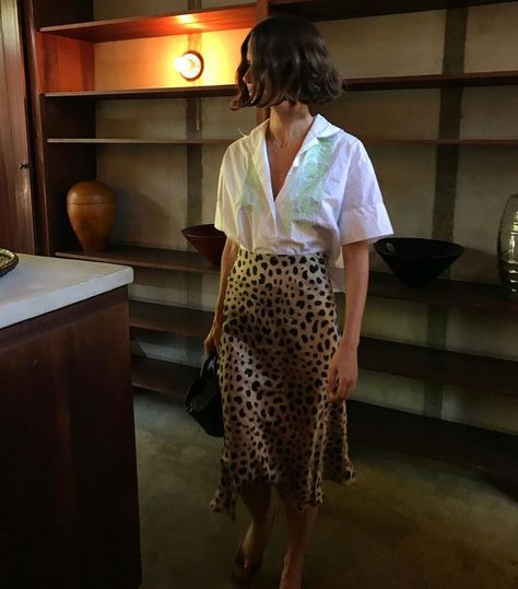 Daily Dress Me, White Linen Blouse, Style Désinvolte Chic, 여름 스타일, Chique Outfits, Leopard Print Skirt, Leopard Skirt, Looks Street Style, Travel Kit