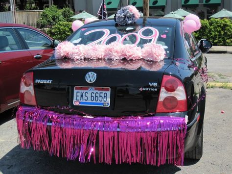 21st Birthday Car Decorations, Rondo Car Ideas, Decorated Car For Graduation, Hoco Car Decor, Homecoming Car Decorations For Parade, Senior Parade Car Ideas, Car Parade Decorations Ideas, Car Decorations For Parade Graduation, Decorated Car For Birthday