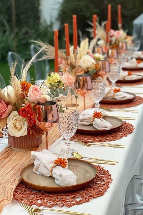 a colorful boho Thanksgiving tablescape with a yellow runner, bright blooms and grasses, orange woven placemats and copper glasses Boho Thanksgiving Table, Cabin Girls Trip, Boho Dinner Party, Brunch Thanksgiving, Dinner Ideas Fall, Boho Thanksgiving, Boho Style Party, Thanksgiving Table Ideas, Girls Dinner