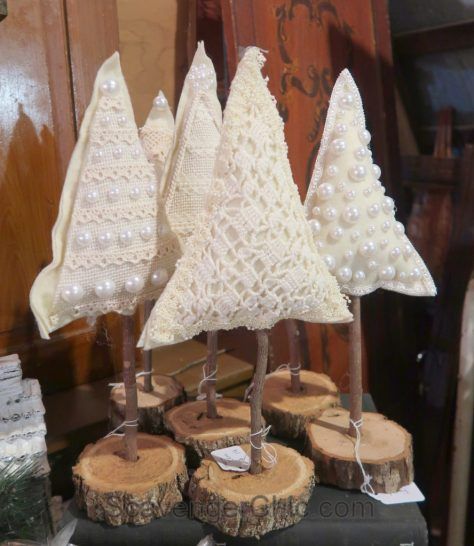 Christmas Tree Decor Ideas 2023, Christmas Bazaar Ideas, Christmas Bazaar Crafts, Lace Christmas Tree, Shabby Chic Christmas Tree, Pallet Wood Christmas Tree, Pallet Wood Christmas, Christmas Tree Decor Ideas, Tree Decor Ideas