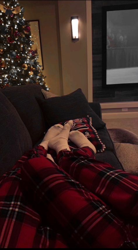 Christmas Lovers Couples, Christmas Aesthetic Photos Couple, Christmas Morning Couple, Xmas Couple Aesthetic, December Couple Aesthetic, Cute Christmas Photos Aesthetic, Black Couple Christmas Aesthetic, Christmas In Love Aesthetic, Christmas Photoshoot With Boyfriend