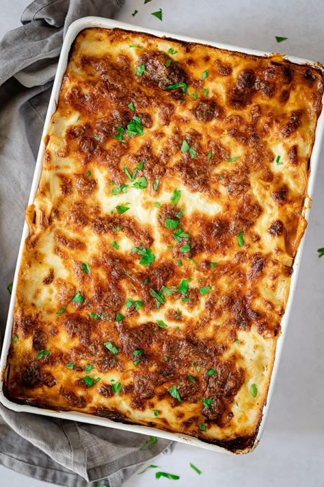 This Mushroom Lasagne with lentils is a deliciously comforting pasta dish. Perfect for a tasty vegetarian weekend dinner. Mushroom Lasagne Recipes, Lentil Lasagne Recipe, Lentil Lasagna, Lasagne Vegan, Mushroom Lasagne, Lentil Mushroom, Lentil Ragu, Vegetarian Lasagne, Xmas Menu