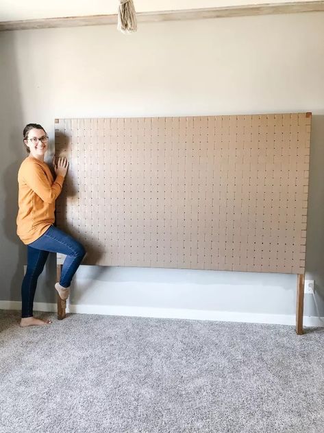 Decorate your bedroom on a budget with this DIY headboard idea. Easy and budget friendly DIY headboard. Burlap Headboard Diy, Diy Queen Headboard Ideas, Diy Mcm Headboard, Diy Headboard Boho, Headboard Wall Ideas, Diy Wood Headboard Ideas, Diy Padded Headboard, Diy Dorm Headboard, Diy Queen Headboard