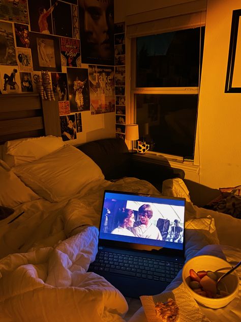 Starwars Movie Night, Night Person Aesthetic, Movie Lover Aesthetic, Movie Watching Aesthetic, Kino Aesthetic, Star Wars Movie Night, Late Night Movie, Luke And Leia, Late Night Movies