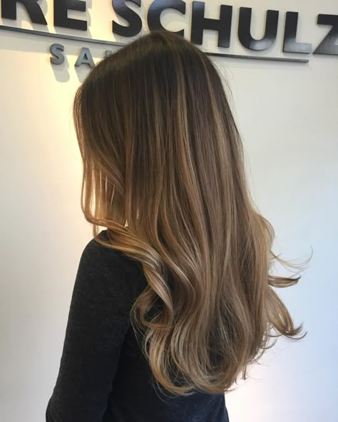 Highlights Brown Hair Balayage, Light Brunette Hair, Rambut Brunette, Bombshell Hair, Honey Brown Hair, Brown Hair Looks, Brown Hair Inspo, Brunette Hair With Highlights, Trening Fitness