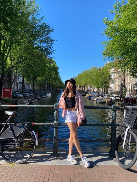 Poses In Amsterdam, Photos In Amsterdam, Amsterdam Photo Ideas Summer, Outfits For Amsterdam Summer, Amsterdam Outfits Spring, Summer Amsterdam Outfits, Amsterdam Outfit Summer Street Styles, Amsterdam Pictures Ideas, Amsterdam Spring Outfit