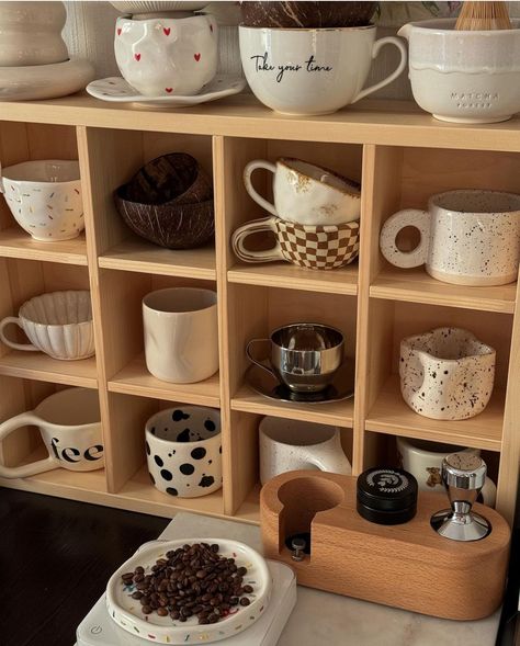 Coffee Mug Display On Counter, Mug Display Ideas, Coffee Nook Ideas, Mug Shelf, Mug Hanger, Home Bar Ideas, Coffee Mug Display, Brown Cafe, Coffee Bar Station