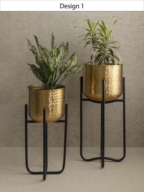 Indoor Iron Hammered Planter With Stand ritu / Handmade Plant Stand From Iron With Elegant Golden Finish / Gift for New Home - Etsy Ireland Contemporary Planters, Pots Plants, Support Pour Plante, Support Plante, Sitting Rooms, Wood Plant Stand, Handmade Plant, Plant Decor Indoor, Modern Planters