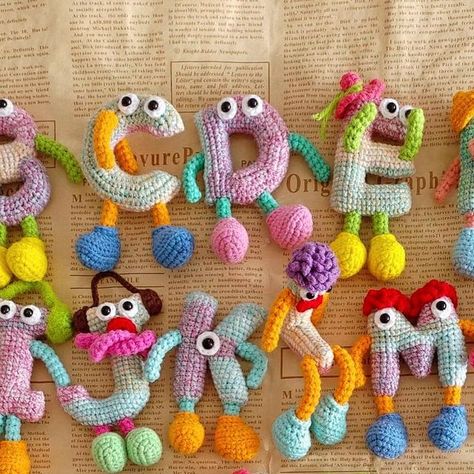 Crochet Chain Stitch Letters, Crochet Letter Ornaments, Amigurumi Letters Free Pattern, Crochet Name Keychain, Crochet Alphabet Letters Pattern Free, Crochet Letters Pattern Free, Crocheted Letters, Letters Haken, Crochet Words