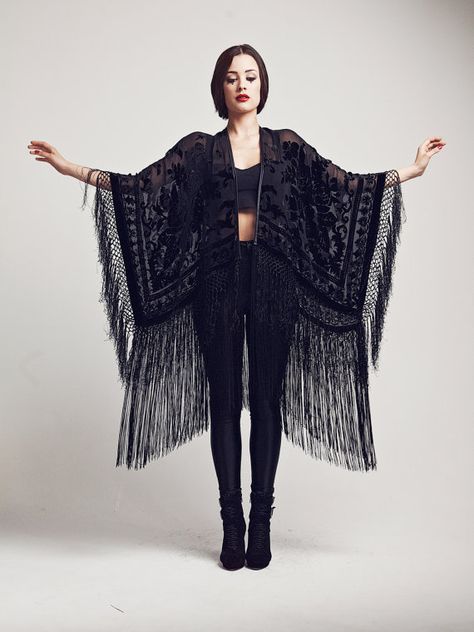 kimono - Google Search Velvet Fringe Kimono, Velvet Fringe, Boho Mode, Mode Hippie, Fringe Kimono, Estilo Hippie, Mode Boho, Studio 54, Rock Chic