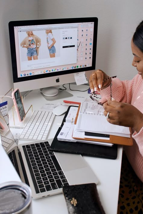 Marketing Aesthetic Job, Marketing Job Aesthetic, Work Life Aesthetic, Own Business Aesthetic, Communication Aesthetic, Marketing Career Aesthetic, Marketing Woman, Black Business Woman, Designer At Work