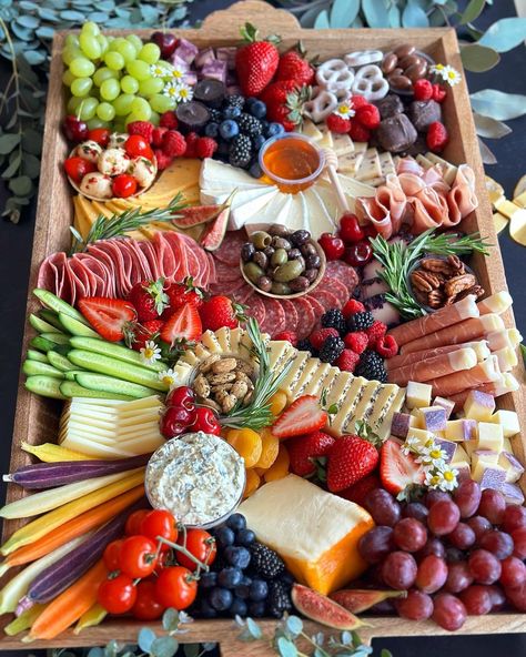 Lox Board, Charcuterie Lunch, Cold Kitchen, Charcuterie Appetizers, Charcuterie Board Meats, Amazing Food Platters, Lake House Food, Lake House Food Ideas, Decorações Com Comidas