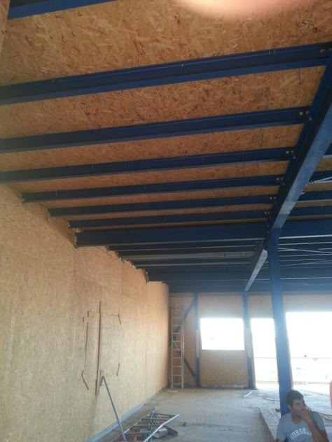 Osb plafond Osb Ceiling Ideas, Osb Ceiling, Under Deck Ceiling, Diy Pole Barn, Metal Beam, Canopy Architecture, Welded Furniture, Attic Flooring, Minimalist Apartment