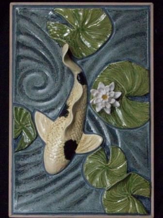 Belam3 Tile Art Projects, Tiles Art, Ceramic Tile Art, Carpe Koi, Art Nouveau Tiles, Tanah Liat, Art Project Ideas, Ceramic Wall Art, Relief Sculpture