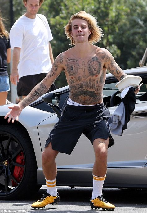 All puffed out: Justin was clearly not shy about showcasing his body art in nothing more t... #justinbieber Lee Min Ho Shirtless, Justin Beiber Shirtless, Bieber Tattoos, Justin Bieber 2018, Justin Bieber Tattoos, Smile Tattoo, Justin Bieber Posters, Justin Bieber Style, Justin Bieber Images