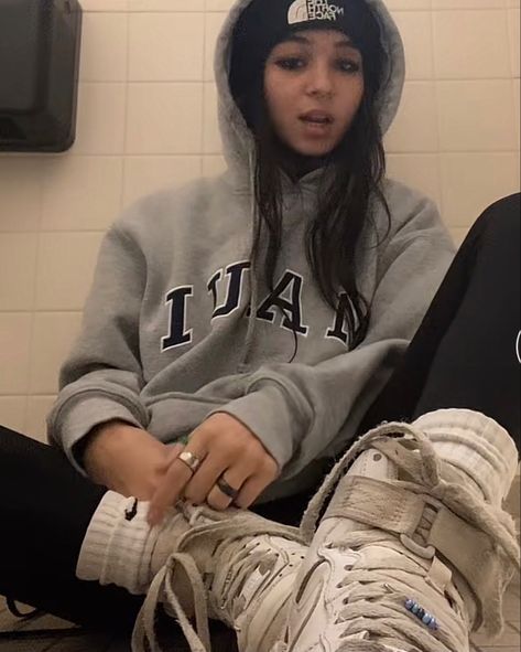 Beanie And Hoodie Outfit Aesthetic, Beanies Outfit Aesthetic, Aesthetic Outfits With Beanies, Outfits With Gray Hoodie, Cute Jogging Outfits, Hoodie And Leggings Outfit Aesthetic, Hoodie With Leggings Outfits, Hoodie Sporty Outfit, Leggings And A Hoodie Outfit