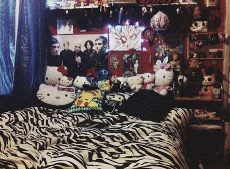 Emo Rooms 2000s, 2000s Teenage Room, 2000s Scene Bedroom, 2000s Goth Bedroom, Scene Room 2000s, Emo Scene 2000s Room, 2000s Grunge Bedroom, Mcr Room Decor, Scene Room Aesthetic