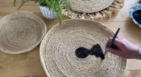 Decorate boho style for cheap with this diy rope basket wall art tutorial. #boho #diyboho #diybasketart Diy Wall Basket Decor, Diy Boho Wall Art, Diy Wall Basket, Diy Basket Wall, Wall Art On A Budget, Boho Wall Basket Decor, African Baskets Wall, Diy Placemats, Wall Art Tutorial